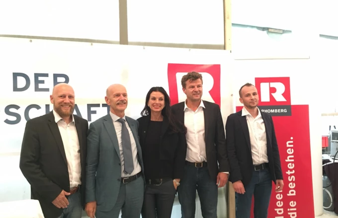 Feierten die Dachgleiche des Ronald McDonald Hauses (v.l.): Robert Schedl (Ronald McDonald Kinderhilfe), Architekt DI Albert Wimmer, Sonja Klima (Ronald McDonald Kinderhilfe), Werner Rünzler, Stefan Wagner (beide Rhomberg Bau) Feierten die Dachgleiche des Ronald McDonald Hauses (v.l.): Robert Schedl (Ronald McDonald Kinderhilfe), Architekt DI Albert Wimmer, Sonja Klima (Ronald McDonald Kinderhilfe), Werner Rünzler, Stefan Wagner (beide Rhomberg Bau)